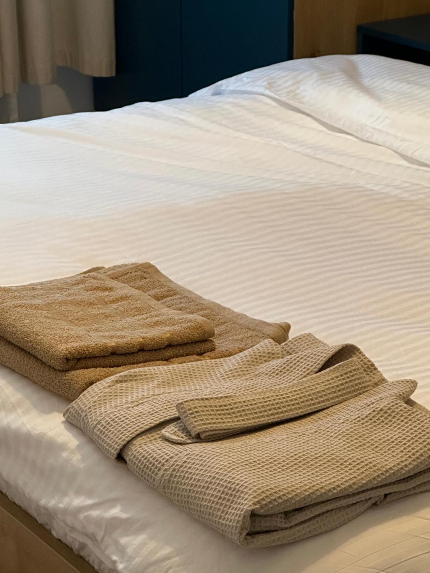 Modern Flat - Apartament Nou Aproape De Spital Si Aeroport Яш Екстериор снимка